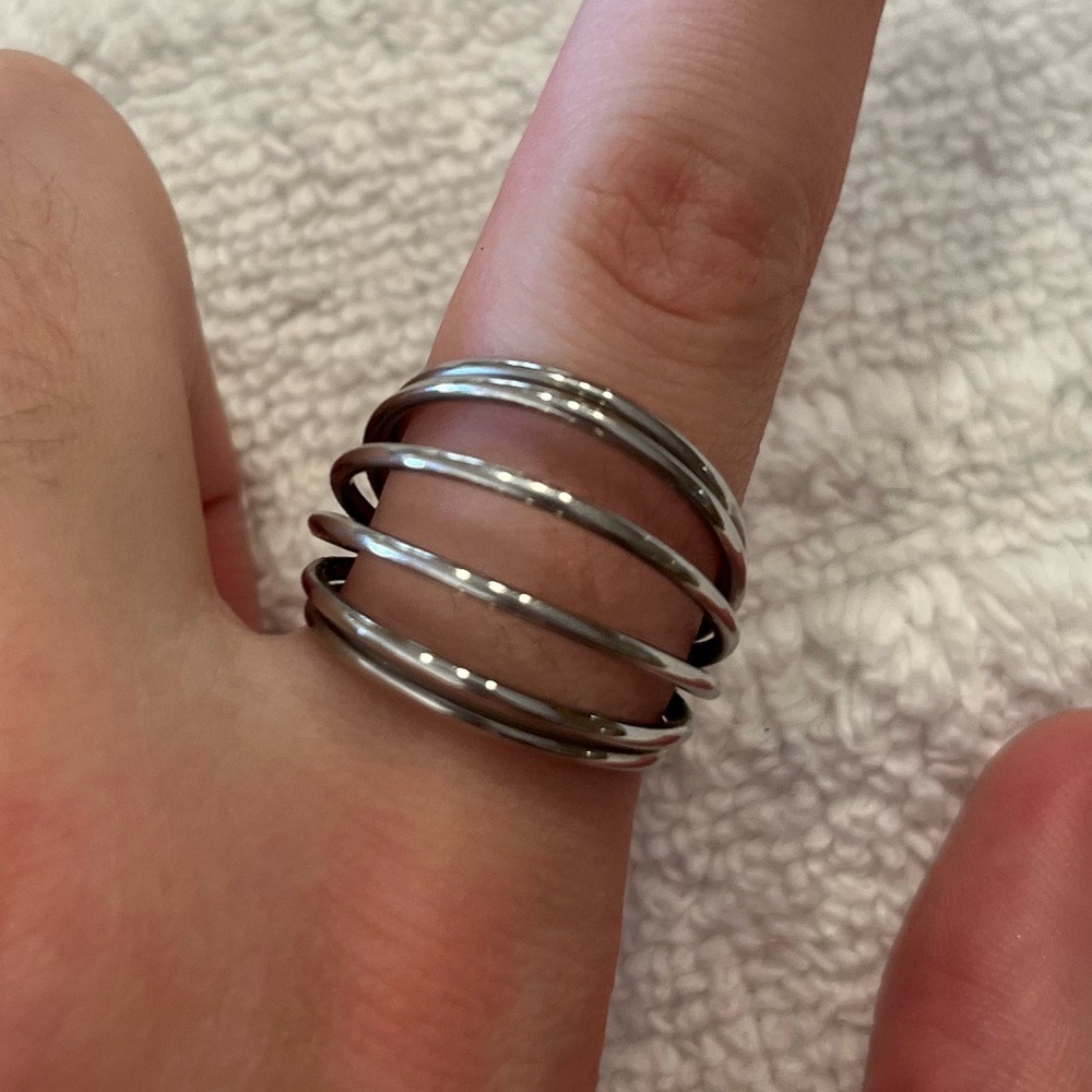 Calvin Klein "Sumptuous" multi-strand statement ring
Size 7